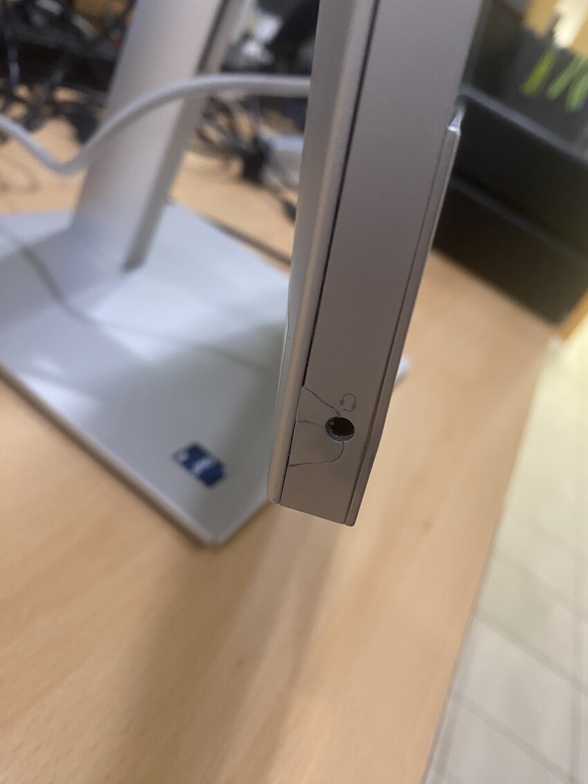 Računalnik HP EliteOne 840 G9 AiO - manjša poškodba na ohišju