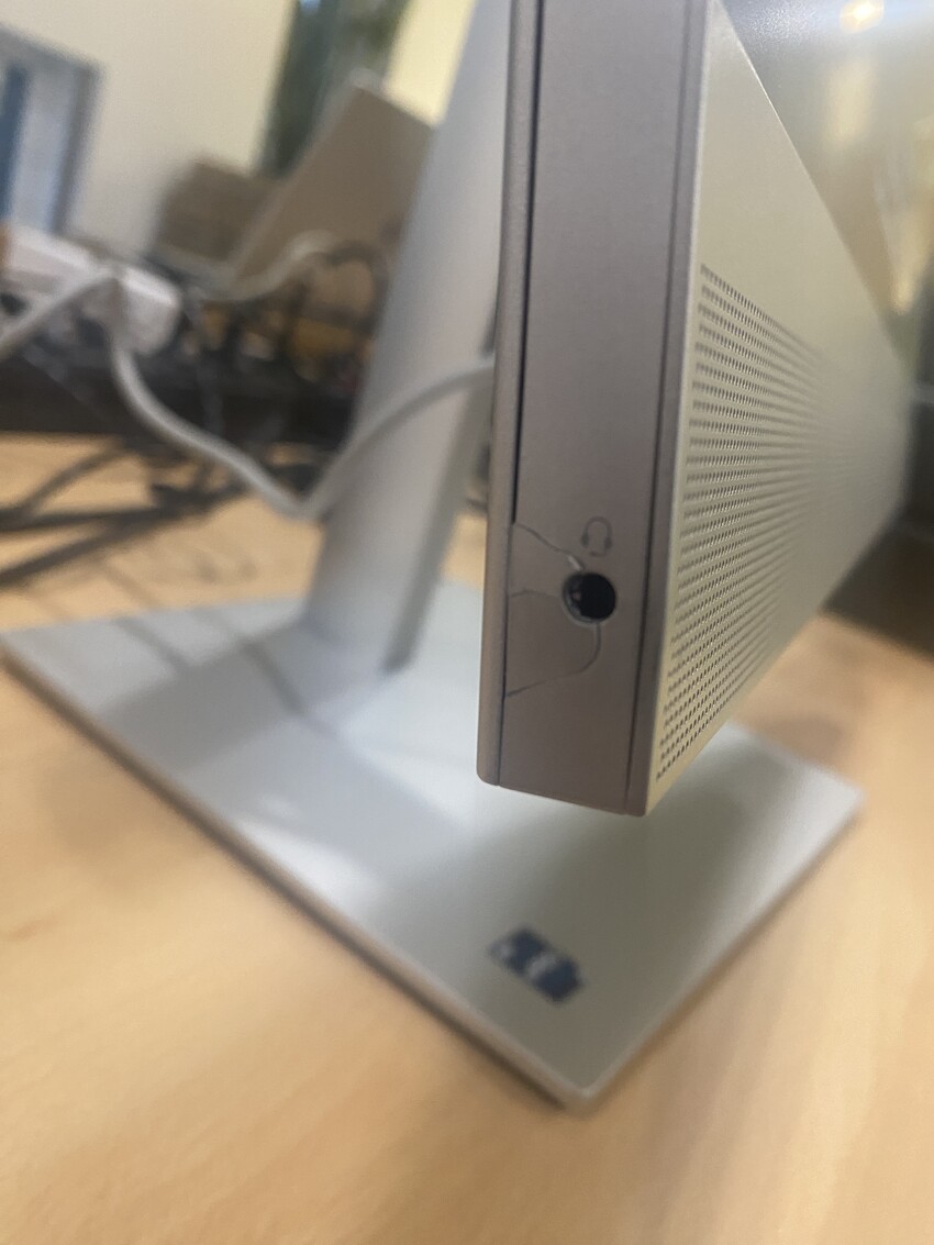 Računalnik HP EliteOne 840 G9 AiO - manjša poškodba na ohišju